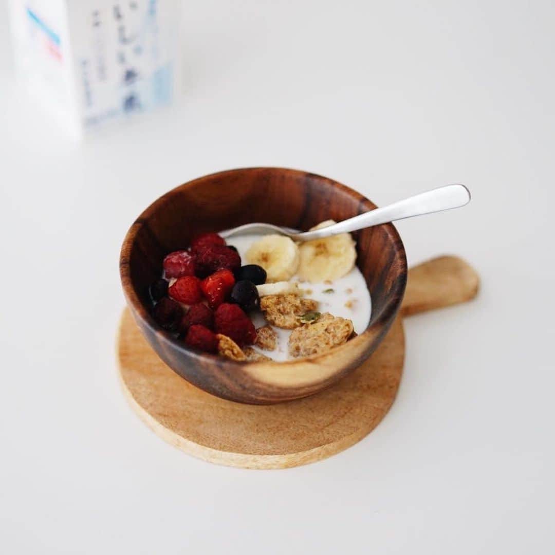 北欧、暮らしの道具店さんのインスタグラム写真 - (北欧、暮らしの道具店Instagram)「朝食からおやつまで！グラノーラのおいしい食べ方を、OYATSUYA SUNの梅澤さんに教えていただきました！ . - - - - - - - - - - - - 【その① 】ミルク、ときどきフルーツ . ■ 梅澤さん: 『 グラノーラもシリアルの一種なので、ミルクをかけて食べるのは定番中の定番。 . そのままポリポリ食べてもおいしいのですが、ミルクをかけると、グラノーラに配合しているメープルや黒糖がじわっと溶け出して、より一層おいしさが引き立ちますよ』 - - - - - - - - - - - - . 【その② 】水切りヨーグルト . 『 そのままのヨーグルトももちろんおいしいのですが、一押しは水切りヨーグルトです。 . と言っても難しいことは何もなく、お豆腐と同じようにキッチンペーパーなどを敷いた小ぶりのザルなどに放置して水を切るだけ。 . 水分が抜けたヨーグルトはこってりと濃厚でまるでチーズのよう。 . グラノーラに水切りヨーグルトを添えるようなイメージでお召し上がりください。はちみつやジャムをかけてワインのお供にするのもおすすめですよ』 - - - - - - - - - - - - . 【その③ 】アイスと合わせてパフェ気分♪ . 『これからの暑くなる季節には、アイスにトッピングしておやつにするのも◎ . 底から、グラノーラ→アイス→グラノーラ→水切りヨーグルト、と、アイスとヨーグルトをグラノーラで挟むように重ねるとバランスよく仕上がります』 - - - - - - - - - - - - . 以上、グラノーラのおいしい食べ方おすすめ3選のご紹介でした♪ . 今週は「バナナと胡桃の黒糖グラノーラ」と「メープルグラノーラ」が届きましたよ。ぜひ、お試しくださいね♪ . #OYATSUYASUN#coffee#coffeetime#tea#teatime#breakfast#food#アイス#グラノーラ#朝食#おやつ#お菓子#スイーツ#デザート#コーヒー#紅茶#ティータイム#ギフト#手土産#シンプル#シンプルライフ#シンプルデザイン#暮らしを楽しむ#日々の暮らし#北欧#暮らし#北欧暮らしの道具店」6月5日 15時32分 - hokuoh_kurashi