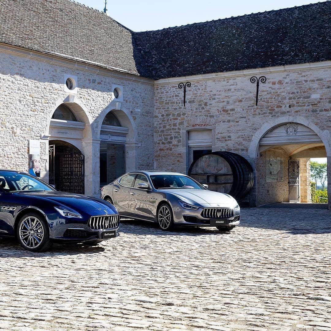 Maserati Japan | マセラティ ジャパンのインスタグラム：「フランスをめぐるロードトリップの途中、プロヴァンスの初夏の明るい日差しが『ギブリ』と『クアトロポルテ』を照らします。ドライバーの想像以上の旅路を、マセラティが演出します。 #Maserati #マセラティ  #MaseratiJapan #マセラティジャパン #Ghibli #ギブリ #Quattroporte #クアトロポルテ #Provence」