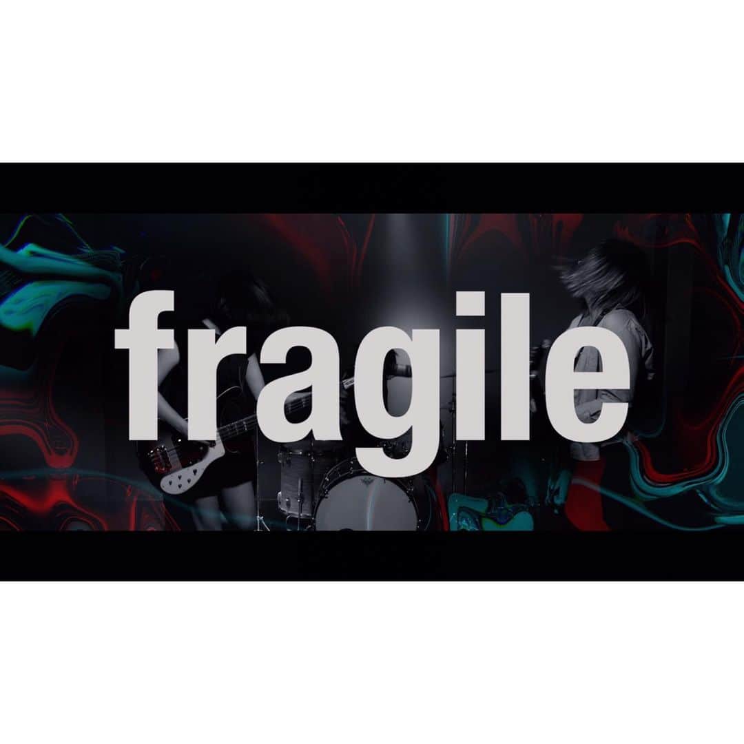 壺坂恵のインスタグラム：「1st AL “アンネセス”より 「fragile」 Music Video 完成しました！ プロフィールにリンク貼ってるので 是非フルスクリーンでご覧下さい。 壊れやすく脆い 個々に見てみれば、私達なんて宇宙のクズみたいなもんですが、集まればなんでも出来そうな気がして、この曲を作りました  微弱ではあるけど、徐々に広まってくれれば嬉しい 大事にしてくれる人達の元に  Directed by ピンクじゃなくても Creative Director/Edit：Sawako Noe(Pink ja Nakutemo LCC) DOP：Atsushi Hashimoto Camera  Assistant：Ikuya  Akao Color Grading：Atsushi Hashimoto  #acd_band  #アンネセス」