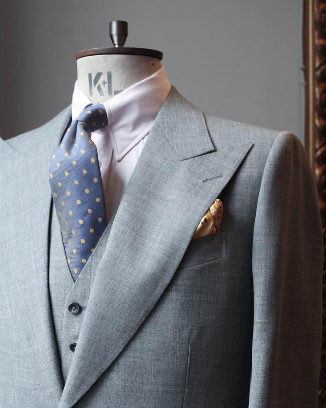 エドワード セクストンさんのインスタグラム写真 - (エドワード セクストンInstagram)「Dove grey fresco, a powder pink shirt and silver spotted tie. A suitably cool look for summer. . #TheSextonLook #SS19 #Bespoke #Fresco #Lightweight #Suit #TabCollar #MensShirt #PolkaDot #SilkTie #Luxury #SavileRow #MensStyle #MadeInEngland」6月5日 15時45分 - edwardsexton