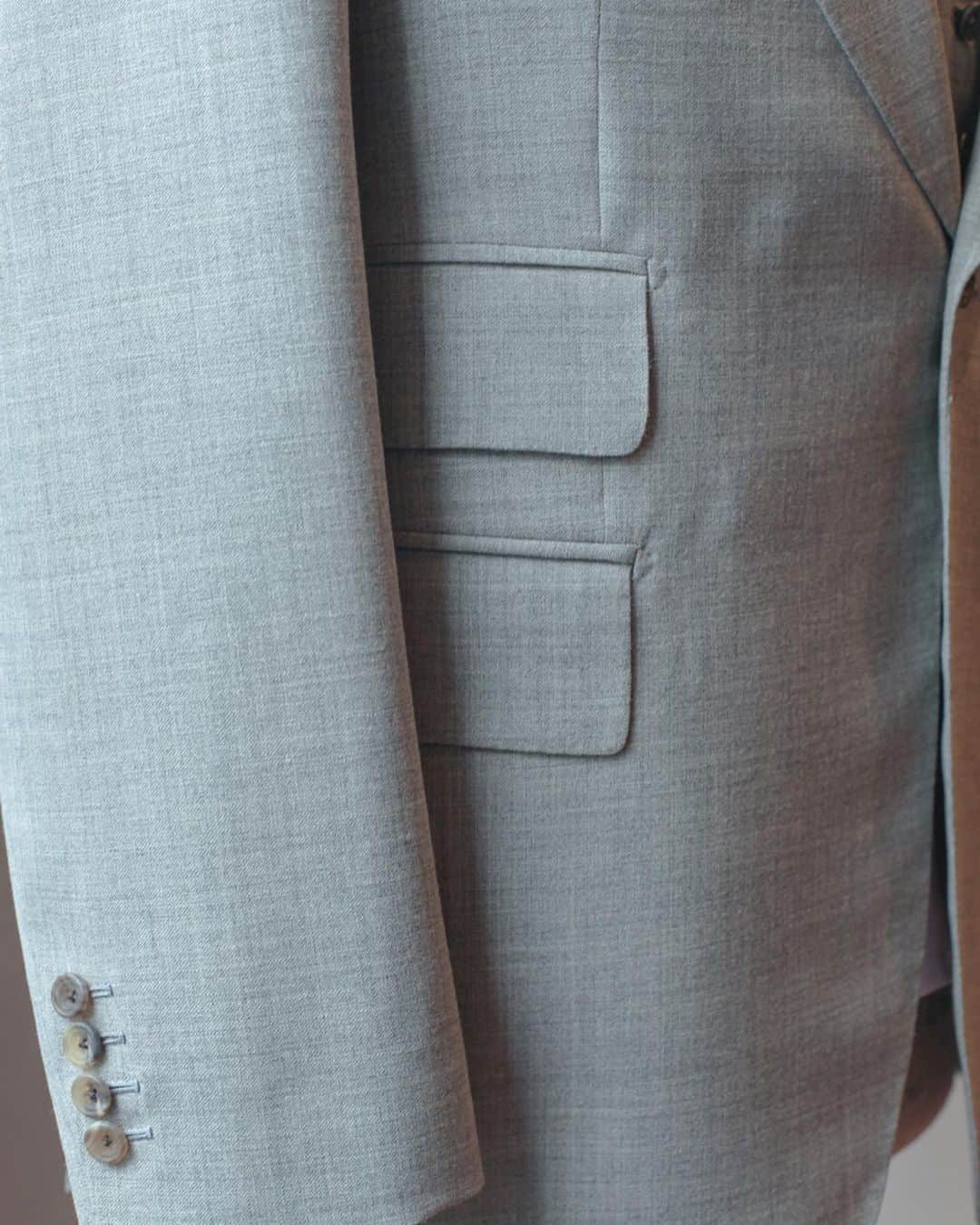 エドワード セクストンさんのインスタグラム写真 - (エドワード セクストンInstagram)「Dove grey fresco, a powder pink shirt and silver spotted tie. A suitably cool look for summer. . #TheSextonLook #SS19 #Bespoke #Fresco #Lightweight #Suit #TabCollar #MensShirt #PolkaDot #SilkTie #Luxury #SavileRow #MensStyle #MadeInEngland」6月5日 15時45分 - edwardsexton
