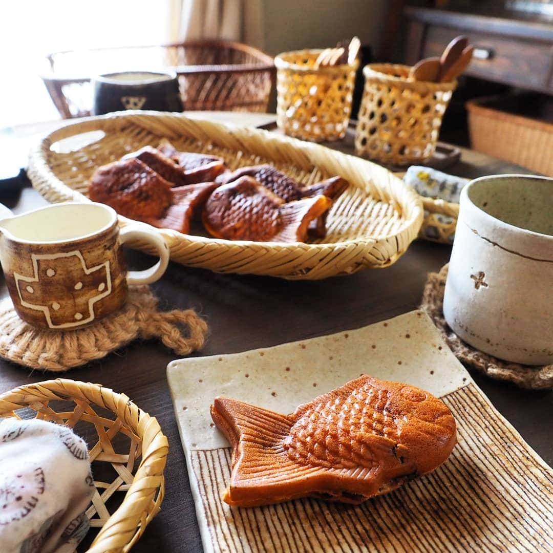 ゆうこさんのインスタグラム写真 - (ゆうこInstagram)「今日のおやつの時間。 ホットケーキミックスで、たい焼きを作りました😊  中身はあんこ、カスタード、チョコレートの３種類。  カスタードクリームは材料いれてレンジでチンして混ぜるだけ、あんこは市販のものをいれたので、簡単にできました✨ ・ 今日もほんとに暑い１日でしたね。 デロンギ(@delonghi_japan )でホットコーヒーを淹れたけど、途中であつくなってきて、氷をいれてアイスコーヒーにしました☕️😂 ・  水曜日、お疲れ様でした。  #デロンギ #delonghi #デロンギコーヒーマシン  #デロンギスタ #delonghista #sweets  #おやつ #DeLonghiMoments  #デロンギ全自動コーヒーマシン#デロンギのある暮らし#カフェラテ#カプチーノ #たい焼き #珈琲 #牛乳  #扇風機 #ビタントニオ #ホットケーキミックス #おうちカフェ #InstagramJapan #レトロ#お返事前にごめんなさい #食器」6月5日 15時47分 - slow.life.works