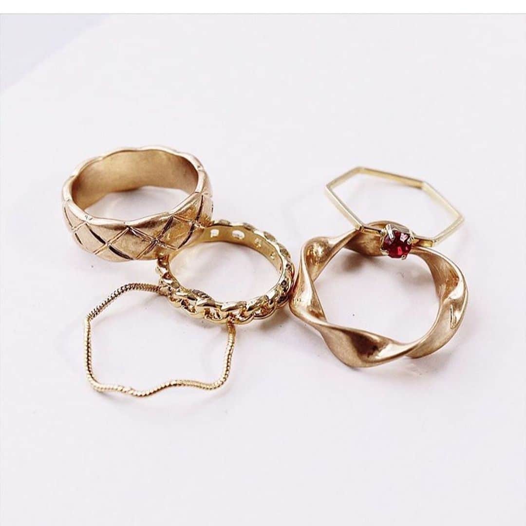 知念美加子さんのインスタグラム写真 - (知念美加子Instagram)「Ring Ring Ring❤️ ・ ・ アクセはインパクト派！ 一つでも、全指でも！ 気分だけで決めちゃう！笑 ・ ・ ・ #アクセサリー #リング」6月5日 21時29分 - chinenmikako
