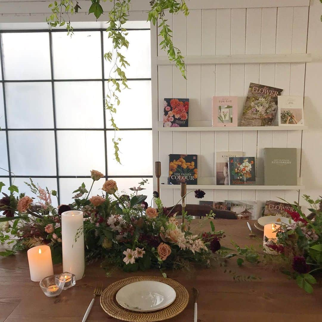 플로리스트 이주연 florist Lee Ju Yeonさんのインスタグラム写真 - (플로리스트 이주연 florist Lee Ju YeonInstagram)「. . #테이블데코 #tablesetting . . 테이블을 빛내준 울 창업반학생들 👍🏻 . #수업문의 #주문예약 #lesson #Order  Katalk ID vaness52 클래스상시모집 당일꽃주문가능 WeChat ID vaness_flower E-mail vanessflower@naver.com . 강남구 역삼동608-16 📞02-545-6813 . #vanessflower #florist #flowershop #handtied #flowerlesson #花束 #花束包装 #바네스플라워 #플라워카페 #플로리스트 #꽃다발 #부케 #플로리스트학원 #역삼동꽃집 #역삼역꽃집 #언주역꽃집 #꽃꽂이수업 #플라워레슨 #꽃다발포장법 #꽃수업 #꽃주문 #하우스웨딩 #대관」6月5日 21時29分 - vanessflower