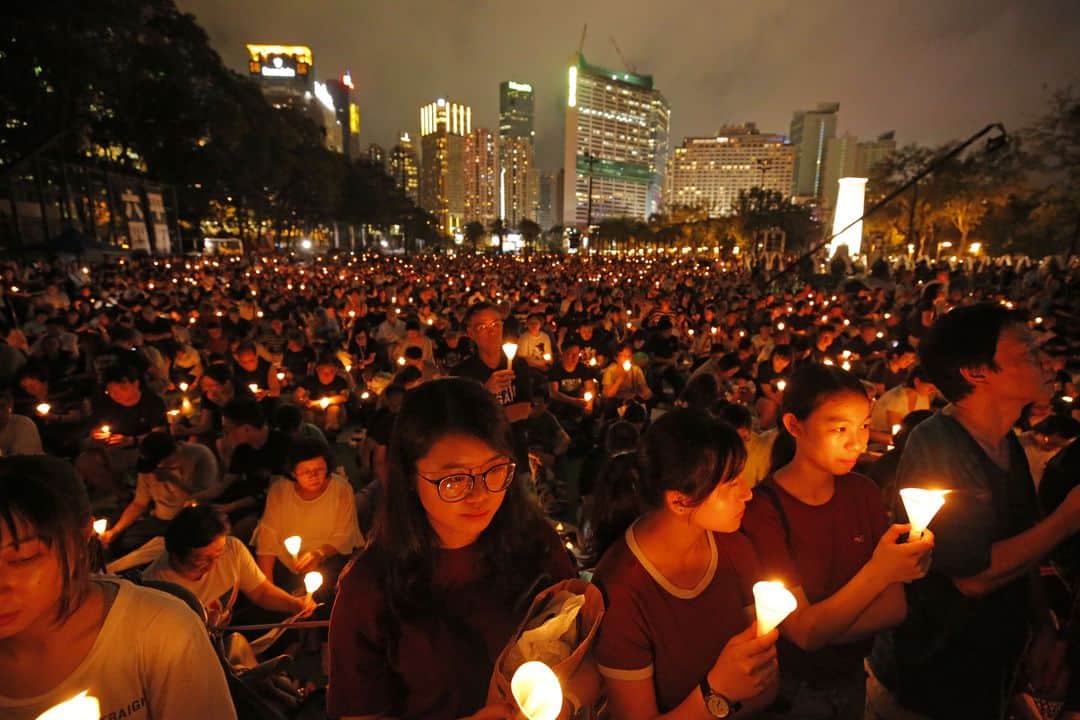 ルモンドさんのインスタグラム写真 - (ルモンドInstagram)「Près de 180 000 personnes ont participé, mardi soir, dans le parc Victoria de Hongkong, à la veillée de commémoration des trente ans de la sanglante répression du mouvement de la place Tiananmen, en 1989. La participation a été la plus forte depuis le vingt-cinquième anniversaire, en 2014. Tous les soirs de « 4 juin », depuis 1990, Hongkong joue très consciencieusement son rôle de porte-flambeau du souvenir, consciente d’être la seule ville de Chine à pouvoir le faire. - Le rassemblement pour commémorer les trente ans de la  répression du mouvement de la place Tiananmen, en 1989, dans le parc Victoria de Hongkong, le 4 juin. Photo : Kin Cheung / AP (@apnews) - #HongKong #Tiananmen30」6月5日 21時23分 - lemondefr