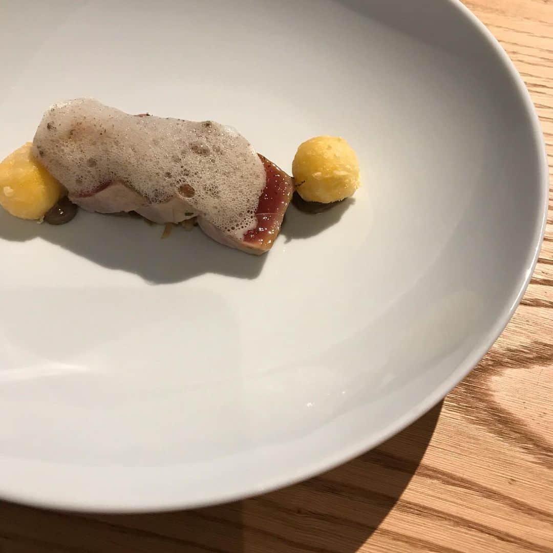 増山敬子さんのインスタグラム写真 - (増山敬子Instagram)「お友達が行ってて気になっていた  @enekotokyo へ行ってきました🍴  六本木にあるエネコ東京  太陽の陽が降り注ぐ気持ちのいい開放的なパティオから  ピクニックをテーマに、まず食事をする前にグリーンルームに案内をされ、食前酒と、バスケットの中に入った一口サイズのお料理の演出がまたまたかわいいの！  食の喜びに溢れたバスクガストロノミーを体験できるレストラン。  食材の演出も、空間も気持ちよくて斬新ななレストランで大満足でした😌✨✨ * * *  #スペイン#バスク#３ツ星レストラン#ガストロミーレストラン#世界的建築家#内田繁#リノベーション#食前酒#六本木ランチ#お洒落ランチ#スペイン料理#女子会ランチ#ママ会ランチ#開放的な空間#開放的なランチ」6月5日 21時24分 - keikomasuyama
