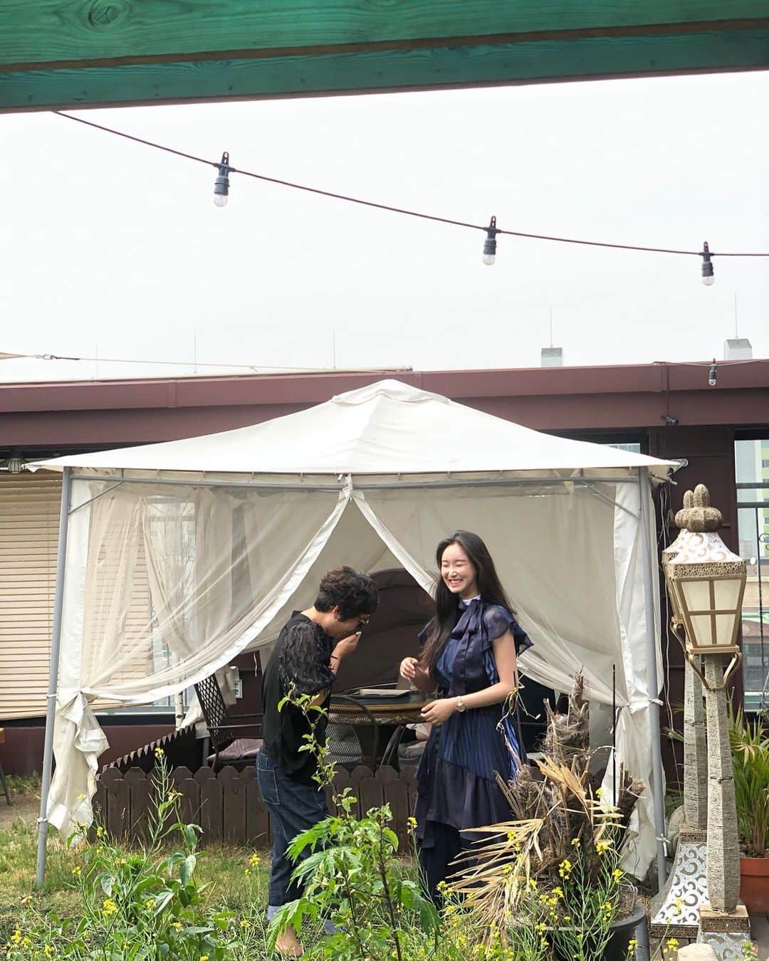 Brave Girlsさんのインスタグラム写真 - (Brave GirlsInstagram)「[#민영] 오늘날씨가너무좋아서 가족들과  근처에 차 마시러 나왔는데,, 엄마랑 저 때  무슨 얘기를하다가  웃음이터져버렸던것같아요🤣🤣 ⠀⠀⠀⠀⠀⠀⠀⠀⠀⠀⠀⠀ 늘 가족과함께있으면  언제나 따뜻하고 즐겁고  편안한힐링이 되는 오늘 #민영의테라피 입니다❤ ⠀⠀⠀⠀⠀⠀⠀⠀⠀⠀⠀⠀ #브레이브걸스 #Bravegirls #민영 #MINYOUNG #민영의테라피」6月5日 16時00分 - bravegirls.official