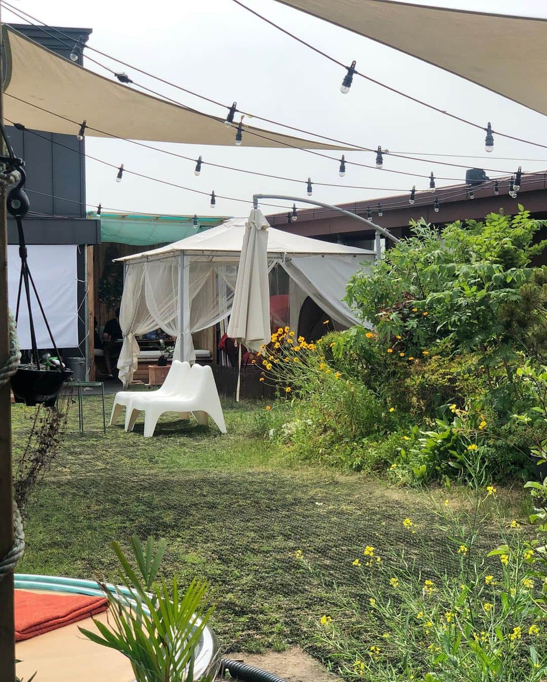 Brave Girlsさんのインスタグラム写真 - (Brave GirlsInstagram)「[#민영] 오늘날씨가너무좋아서 가족들과  근처에 차 마시러 나왔는데,, 엄마랑 저 때  무슨 얘기를하다가  웃음이터져버렸던것같아요🤣🤣 ⠀⠀⠀⠀⠀⠀⠀⠀⠀⠀⠀⠀ 늘 가족과함께있으면  언제나 따뜻하고 즐겁고  편안한힐링이 되는 오늘 #민영의테라피 입니다❤ ⠀⠀⠀⠀⠀⠀⠀⠀⠀⠀⠀⠀ #브레이브걸스 #Bravegirls #민영 #MINYOUNG #민영의테라피」6月5日 16時00分 - bravegirls.official