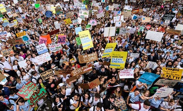 のインスタグラム：「@SchoolStrikeforClimate is the latest chapter in the history of protests and activism in Australia. On March 15 this year, over 100,000 Australian students and supporters took to the streets to protest inaction on climate change – if you were there, we want to hear from you. Link in bio for more👆  #worldenvironmentday 📷: Photo: James Gourley/Getty Images」