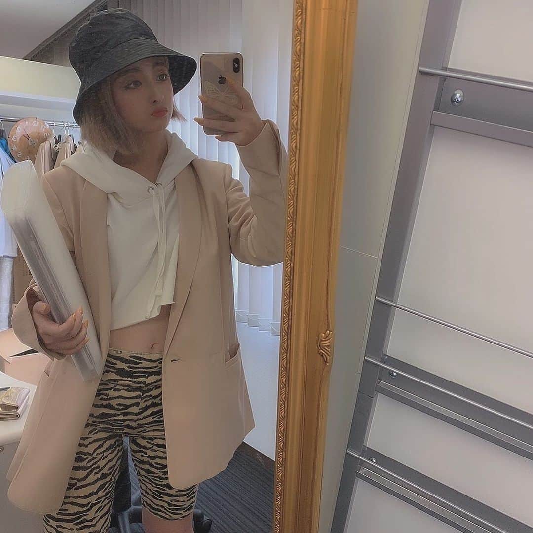 のインスタグラム：「. . . 今日は会議✏️____🖤 . 皆様たくさんのコメントやdm改めて本当にありがとうございます😢💕. ブランドやこんな私に向けて沢山の方がそれぞれ綴ってくださった想いこそが私にとって1番の財産です。頑張ってきて良かった。ありがとう♡. LastVirginのMiMiでいられるのも残すとこ数週間！最後までがんばりまーす🦋♡ #ジャケットコーデ #outfit #お仕事コーデ #mimiコーデ」