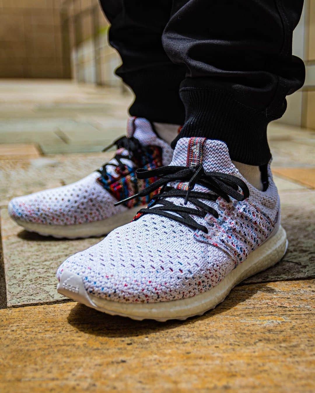 のインスタグラム：「Styles ROPPONGI  adidas MISSONI ultraboost ¥33,000+TAX  PUBLISH LEGACY PANTS ¥14,000+TAX  ultraboostはMISSONIとのコラボレーションでスペシャルなデザインの一足となっております。完売前に是非ご覧くださいませ。 スニーカーを引き立たせてくれるPUBLISHのジョガーパンツと相性抜群です。  DM、お電話にて通信販売も承っております。  TEL 03-6447-1782 #adidas #ultraboost #missoni」