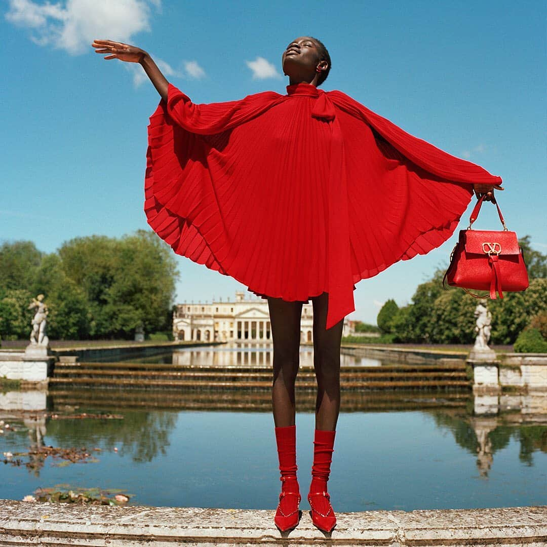 Valentinoさんのインスタグラム写真 - (ValentinoInstagram)「The place was empty because everyone else was at the #VeniceBiennale. “I’ve had art in the Biennale for years. I don’t even go anymore.” Discover #VRosso, featuring the Valentino Garavani #VRING bag, directed by @felix_cooper by visiting the link in bio.」6月5日 16時09分 - maisonvalentino