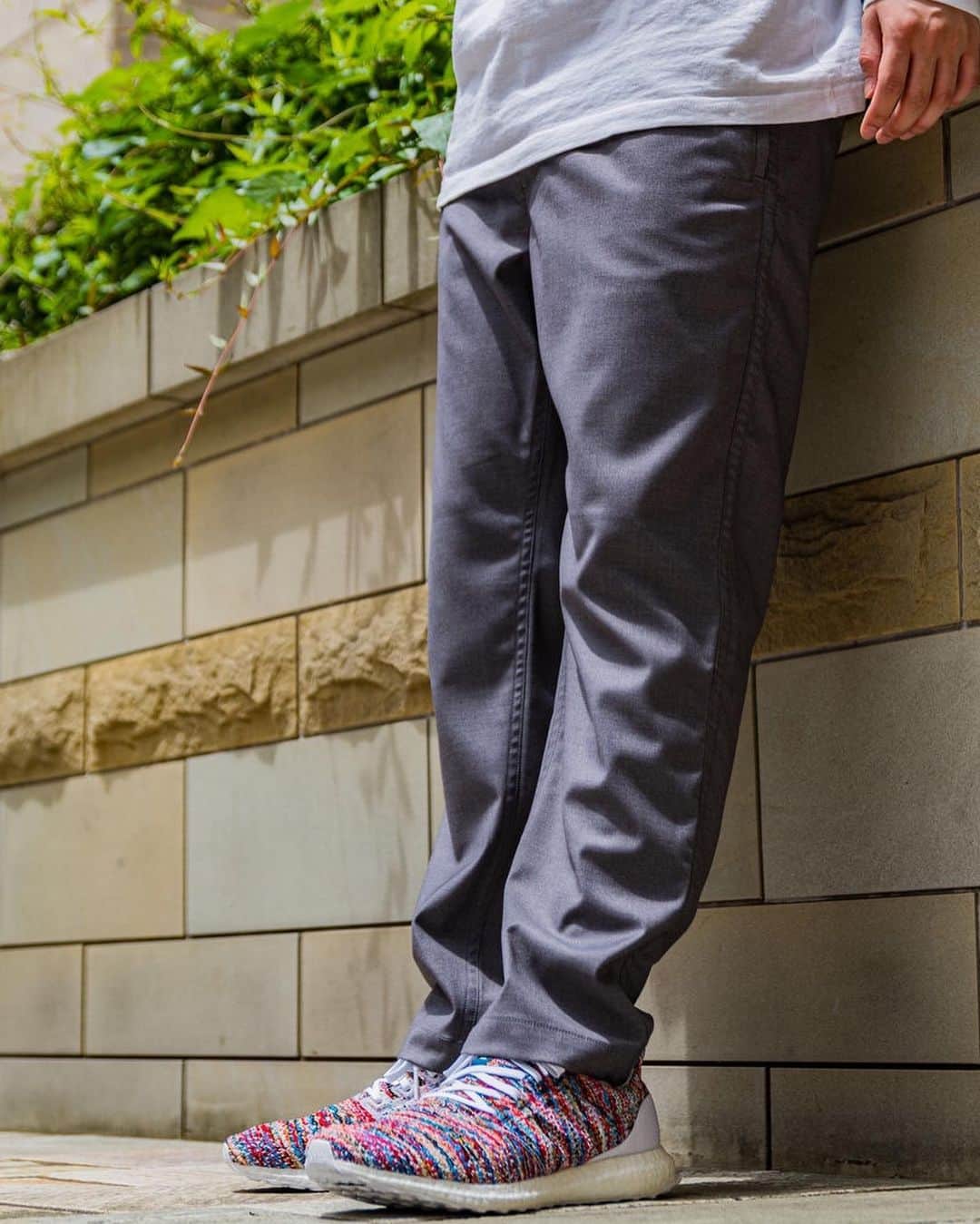 のインスタグラム：「Styles ROPPONGI  adidas MISSONI ultraboost ¥33,000+TAX  styles original pants ¥23,000+TAX  ultraboostはMISSONIとのコラボレーションでスペシャルなデザインの一足となっております。完売前に是非ご覧くださいませ。 ジャージ感覚でも着れるstylesオリジナルパンツは一本あると使い回しのきくパンツです。スニーカーとの相性はもちろん抜群です。  DM、お電話にて通信販売も承っております。  TEL 03-6447-1782 #adidas #ultraboost #missoni」