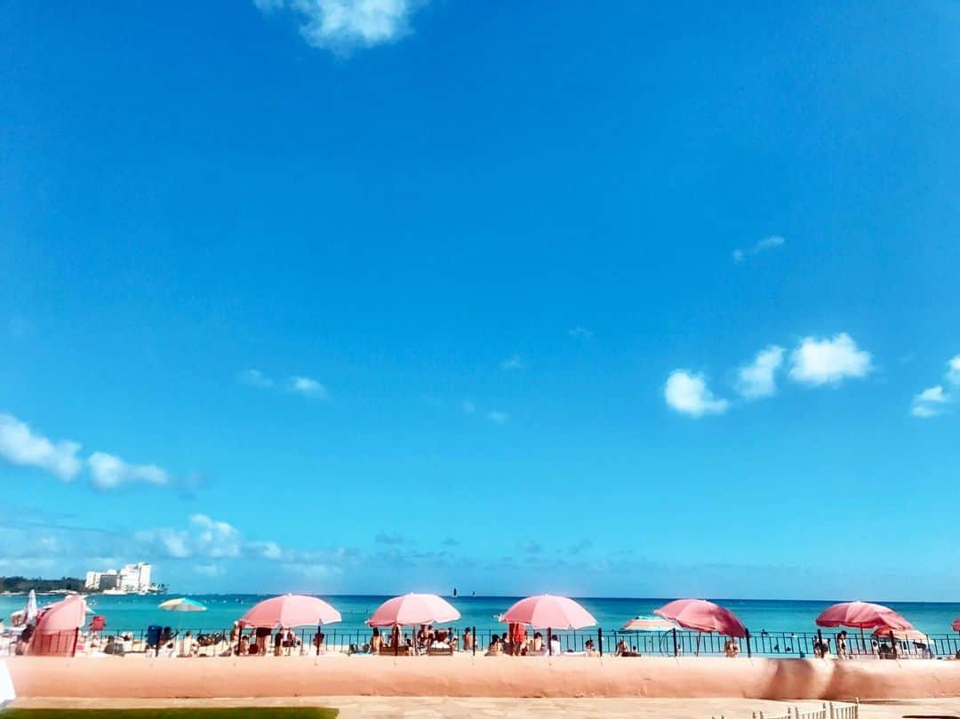 宮崎沙矢加さんのインスタグラム写真 - (宮崎沙矢加Instagram)「Breezy and barefoot at the Pink palace💗⛱💗⛱💗⛱ . . . #hawaii #hi #oahu #waikiki #beach #pic #picoftheday #palmtrees #pinklover #island」6月5日 16時18分 - sarah___audrey