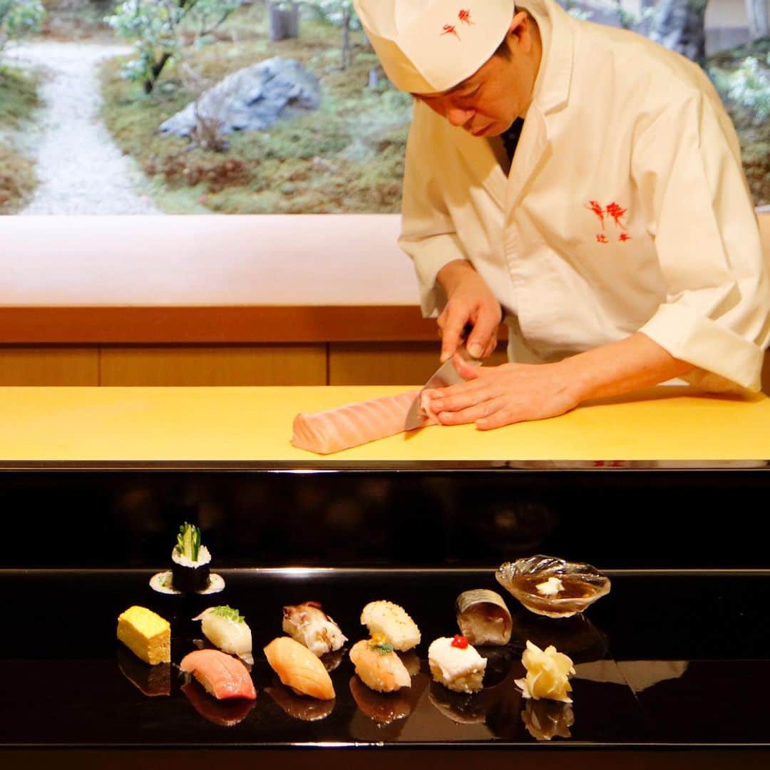 hotel nikko kanazawa ホテル日航金沢さんのインスタグラム写真 - (hotel nikko kanazawa ホテル日航金沢Instagram)「【寿司カウンター限定】 「弁慶握り  極み寿司」のご紹介です♪ ． 赤イカ、太刀魚、ハモなど北陸の夏の魚をふんだんに使用した平日限定のお得な特別プランです。 ． 魚ごとに成熟具合や旨みを見極めた、これぞ「金沢寿司」と言える逸品揃い。 一口ごとに記憶に残る美味しさをぜひ御堪能ください。 ． ●ランチタイム  11:30〜14:00  料金／お1人様 ¥3,000 (付出／握り寿司8貫／巻き寿司／玉子／味噌汁) ※土・日・祝日は¥4,500にてご提供いたします。 ． ※JALクーポン・回数券を含む各種割引との併用はいたしかねます。 ． ． #金沢#kanazawa#instagood #like#happy #hotelnikkokanazawa #ホテル日航金沢 #弁慶#金沢寿司 #金沢寿司ランチ #benkei#弁慶握り#極み寿司」6月5日 16時18分 - hotelnikkokanazawa