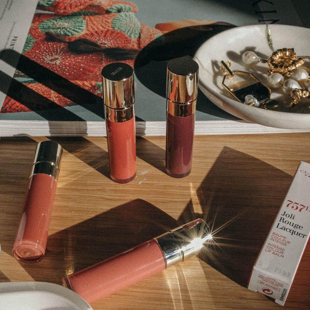 Clarins Australiaさんのインスタグラム写真 - (Clarins AustraliaInstagram)「“I am all for a product that does 5,000 (okay, read: 3) things at once to simplify my life. Is it a balm? Is it a lipstick? Is it a gloss? Oui, oui! Favourite is Soft Berry (#705L), because I am always searching for the perfect nude/pink” - @allymaycarey. #ClarinsAus #ClarinsMakeup #ClarinsJoliRougeLacquer」6月5日 16時20分 - clarinsanz