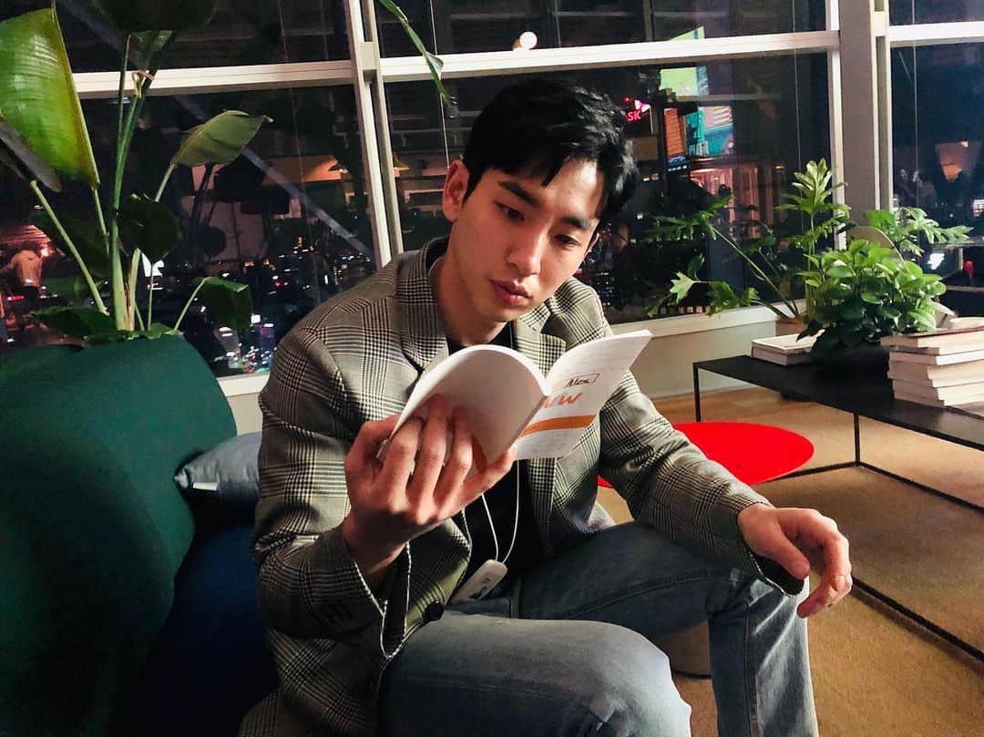 のインスタグラム：「오늘밤 9시 30분 드디어 tvn ‘WWW’ 첫 방송 됩니다. #검블유#WWW “안녕, 알렉스”」