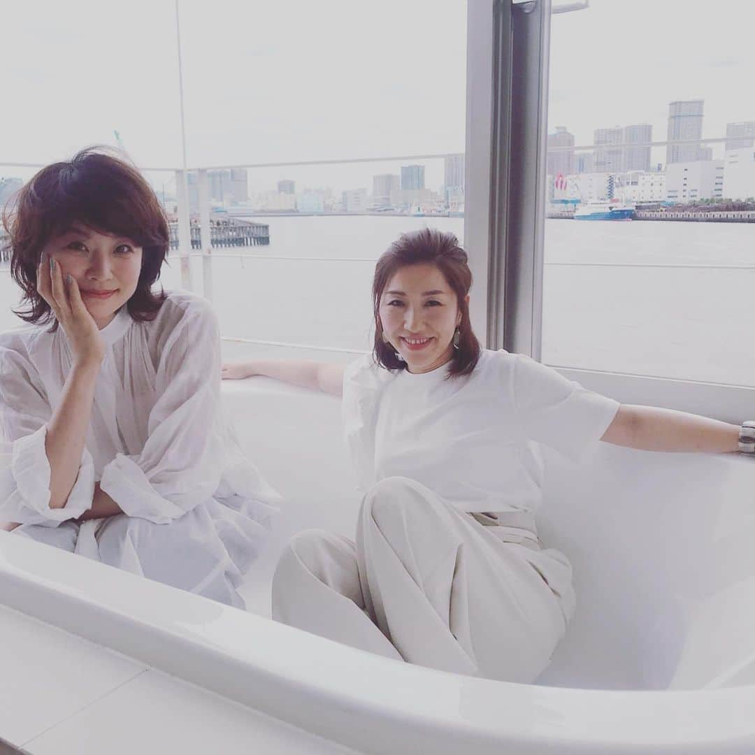 五明祐子さんのインスタグラム写真 - (五明祐子Instagram)「今日は、長井さん @kaorimake と一緒。雑誌LEEの撮影でした✨ おとといまで一緒に旅ランしてましたが、話したいことがまだまだあるっていう不思議🤣 長井さんが、メイクルームにあったバスタブの中に入って撮りたいってゆーから😅 ・ ・ #長井かおり#magazinelee」6月5日 16時31分 - gomyoyuko