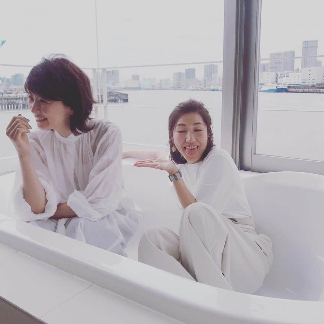 五明祐子さんのインスタグラム写真 - (五明祐子Instagram)「今日は、長井さん @kaorimake と一緒。雑誌LEEの撮影でした✨ おとといまで一緒に旅ランしてましたが、話したいことがまだまだあるっていう不思議🤣 長井さんが、メイクルームにあったバスタブの中に入って撮りたいってゆーから😅 ・ ・ #長井かおり#magazinelee」6月5日 16時31分 - gomyoyuko