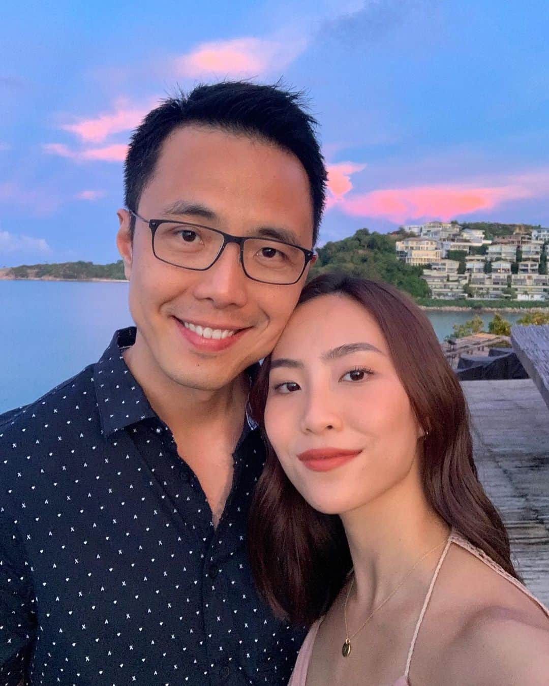 ソニアのインスタグラム：「Wishing you and your family a blessed Hari Raya from us filled with love, light and happiness! It’s our last day here in beautiful Thailand. We’ve experienced many breathtaking sunsets that didn’t require any editing or filters (like this one), but above all - we soaked in every bit of the tranquility and peaceful atmosphere. 🦋🍑🏖 #beachlife #thailand #vacay #island」