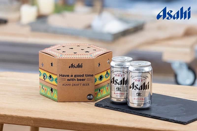 のインスタグラム：「【アサヒビール×cainz】 ビール売上No.1スーパードライを飲みながら、おうちでプラネタリウム体験を。 ボックスデザインには、ネイティブ柄やキリム柄などキャンプグッズに人気のあるパターンを取り入れました。ビールを取り出し、ライトのついたスマートフォンを箱に入れると、星形の抜き穴から光がこぼれ、プラネタリウムのような空間が楽しめます。テントなどで投影すれば、お子さまとも楽しめますね。 . スーパードライオリジナルパック 350ml×6缶 価格 1,180円(税込) . 詳しくはこちら http://www.cainz.com/jp/design_exhibition/item/4901004035400.html . こちらの商品ご購入でカインズカードポイント50Pプレゼント🎁Instagramユーザーさんには抽選でデザイン展商品プレゼントも🎵 詳しくはプロフィールURLから✨ . #カインズデザイン展 #カインズデザイン展vol3 #アサヒ #スーパードライ #プラネタリウム #キャンプ #ライティング投影 #星型 #cainzdesignexhibition #asahi #superdry #planetarium #camp #lightingprojection #star #cainz #cainzhome #カインズ #カインズホーム #くらしにららら」