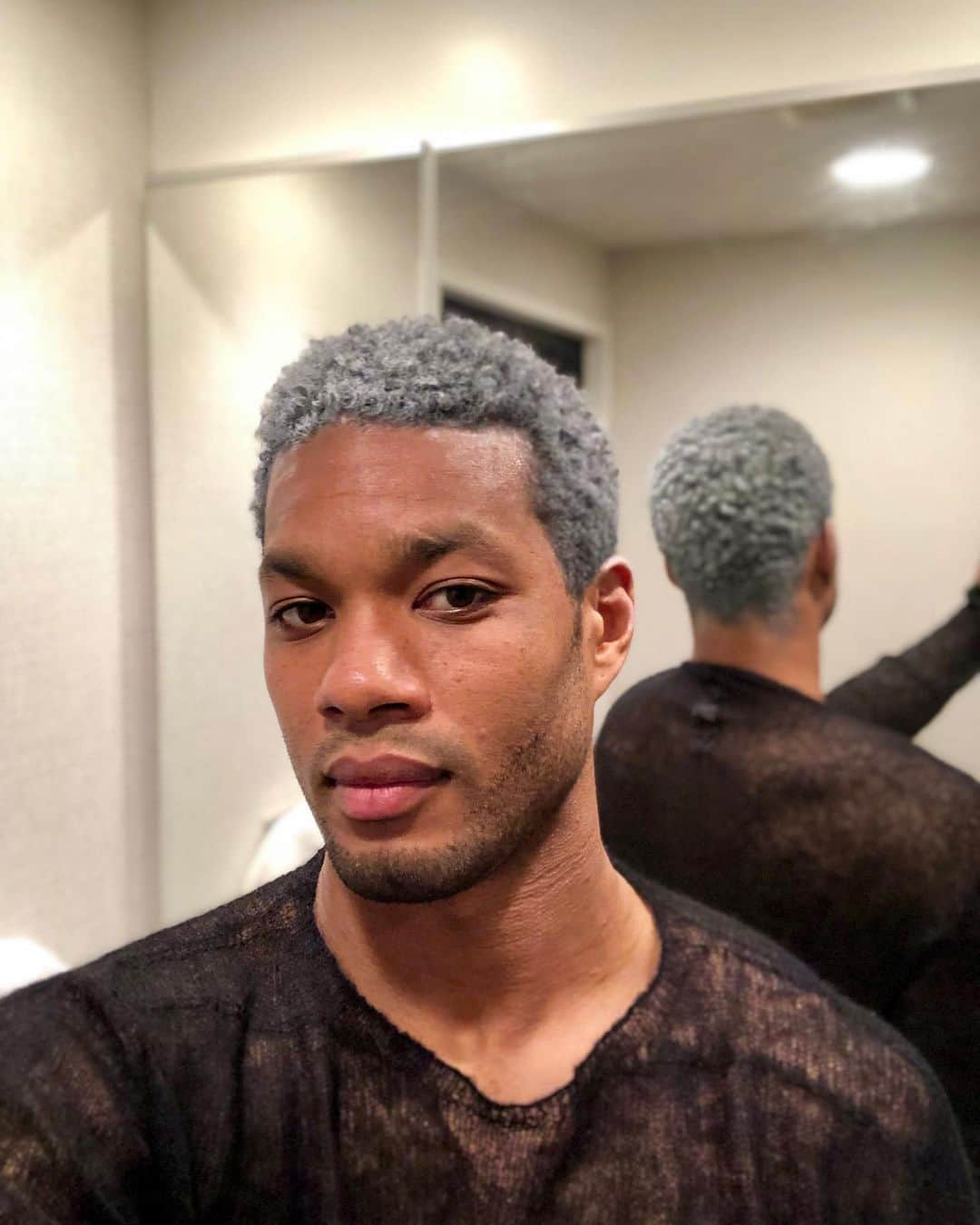 カルフィン・ヨン・ア・ピンさんのインスタグラム写真 - (カルフィン・ヨン・ア・ピンInstagram)「How about grey hair? 👨🏾‍🦳🤗」6月5日 16時50分 - calvinjongapin