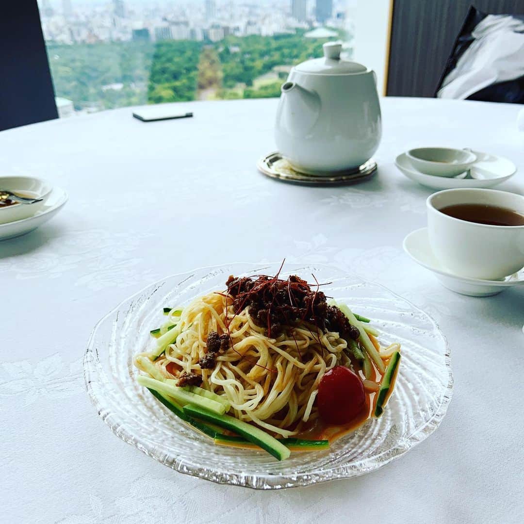 志摩有子さんのインスタグラム写真 - (志摩有子Instagram)「憧れの先輩とお疲れさまの飲茶ランチ。締めの麺に冷し担々麺が登場。人生のお手本にしたい存在がいるというのは本当に幸せなこと。これからも末永くお願いいたします。」6月5日 16時51分 - ariko418