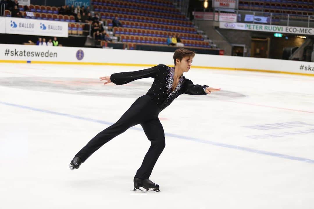 イリヤ・ソロミンさんのインスタグラム写真 - (イリヤ・ソロミンInstagram)「Can’t wait for the summercamps to take place & finally getting back on track with the training👊🏼✨ • • • 📸 @minnakujanpaa  #focus #training #konståkning #skatesweden #Awesomelifestyle #adrenaline #adrenalinerush #figureskating #konståkning #teijasskateshop #risport #Blueteam #risporters #risportskates #mkblades #teammk #happy #fitness #workhard #determination #active #strong #viral #motivation #workhardplayhard #passion #fitnesslifestyle #beautiful #Trainhard #livelife #healthylifestyle」6月5日 17時06分 - illyasolomin