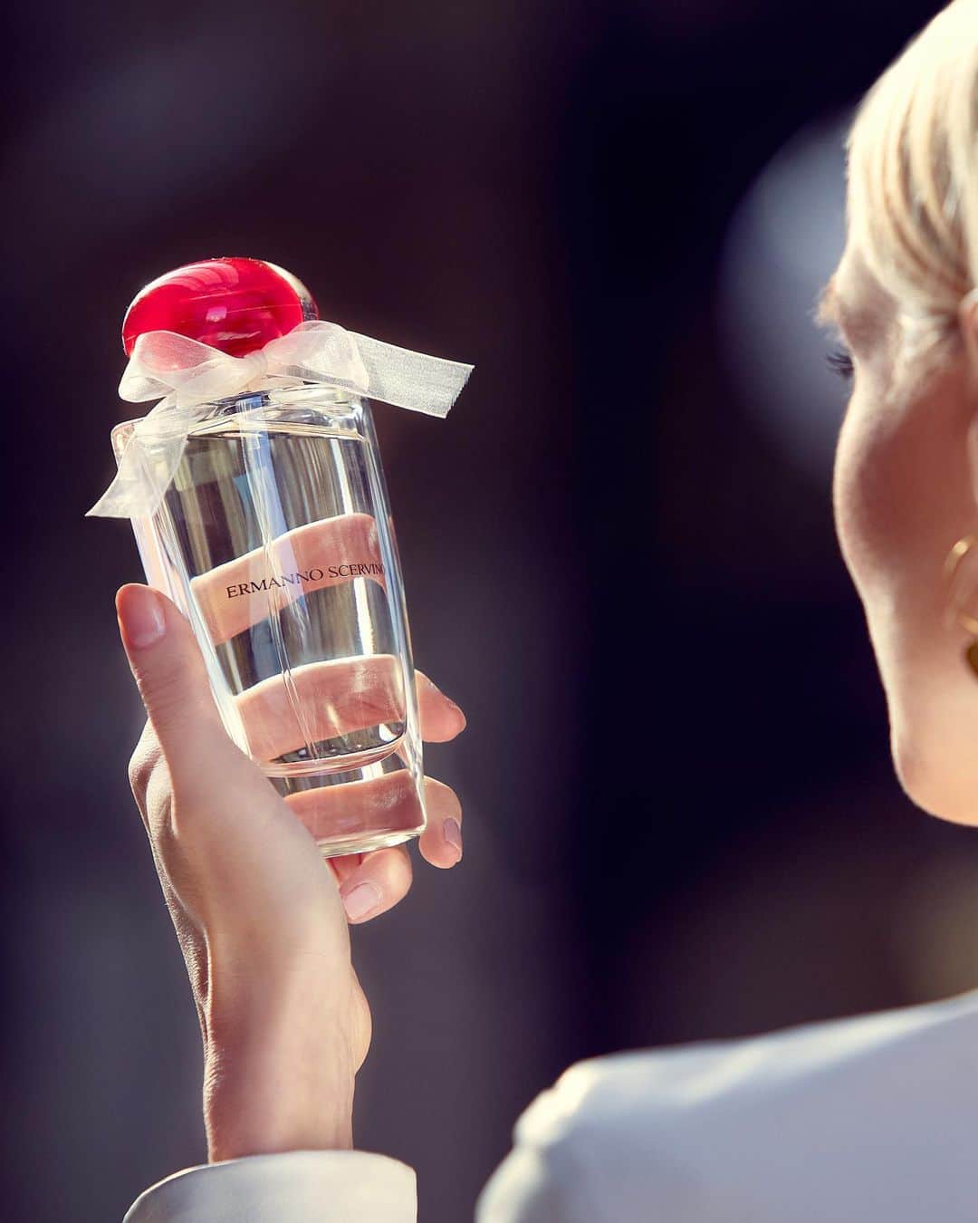 のインスタグラム：「Follow her journey and enter the #ScervinoFragrance world! Who could the mysterious woman be? . . #ErmannoScervino #ScervinoPeople #perfume #fragrance #eaudeparfum #essence #madeinitaly #madeinflorence #perfumery #parfum #scent #profumo #fragranza #essenza #organza #floral #couture」