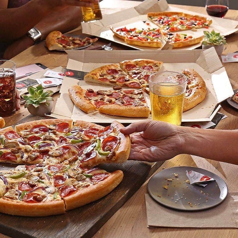 ピザハットさんのインスタグラム写真 - (ピザハットInstagram)「【熱い戦いは、みんなで応援しよう♪ヽ(*´∀｀*)ゞ】 * テレビの前にみんなが揃ったらパーティーの始まりっ♪ 観戦はピザを片手に盛り上がろう☆( ･ㅂ･)و * * * #ピザハット #pizzahut #ピザ #pizza #ぴざ #ピッツァ #創業祭 #おトク #サンキュー #39％オフ #2枚セットもおトク #ピザハットベスト４ #サッカー #soccer #football  #応援 #観戦」6月5日 17時00分 - pizza_hut_japan