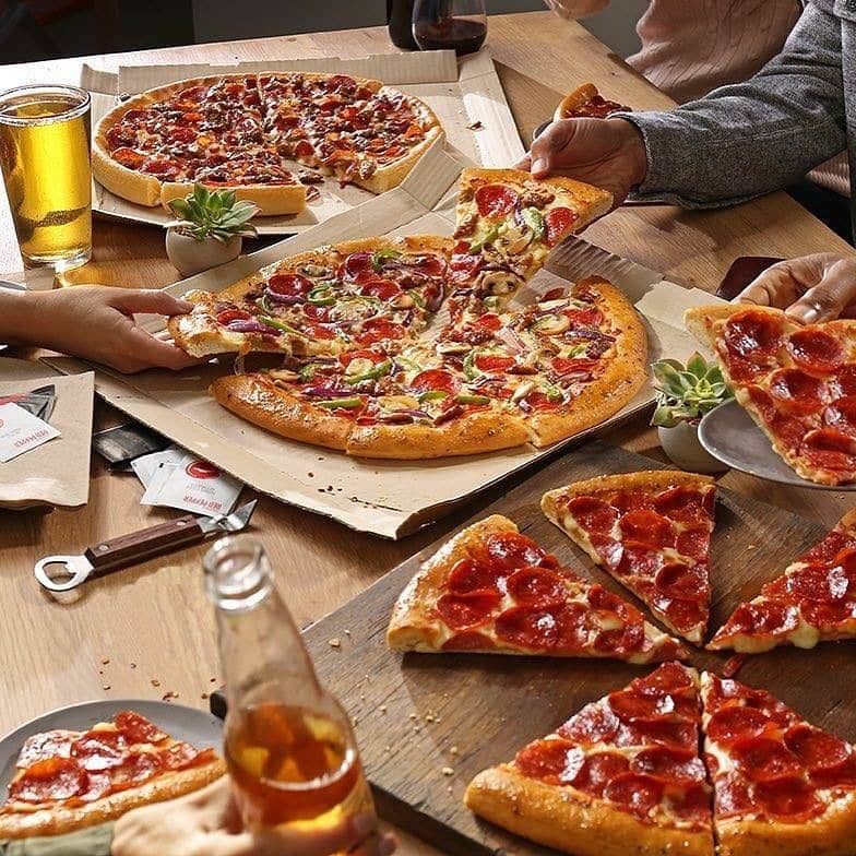ピザハットさんのインスタグラム写真 - (ピザハットInstagram)「【熱い戦いは、みんなで応援しよう♪ヽ(*´∀｀*)ゞ】 * テレビの前にみんなが揃ったらパーティーの始まりっ♪ 観戦はピザを片手に盛り上がろう☆( ･ㅂ･)و * * * #ピザハット #pizzahut #ピザ #pizza #ぴざ #ピッツァ #創業祭 #おトク #サンキュー #39％オフ #2枚セットもおトク #ピザハットベスト４ #サッカー #soccer #football  #応援 #観戦」6月5日 17時00分 - pizza_hut_japan