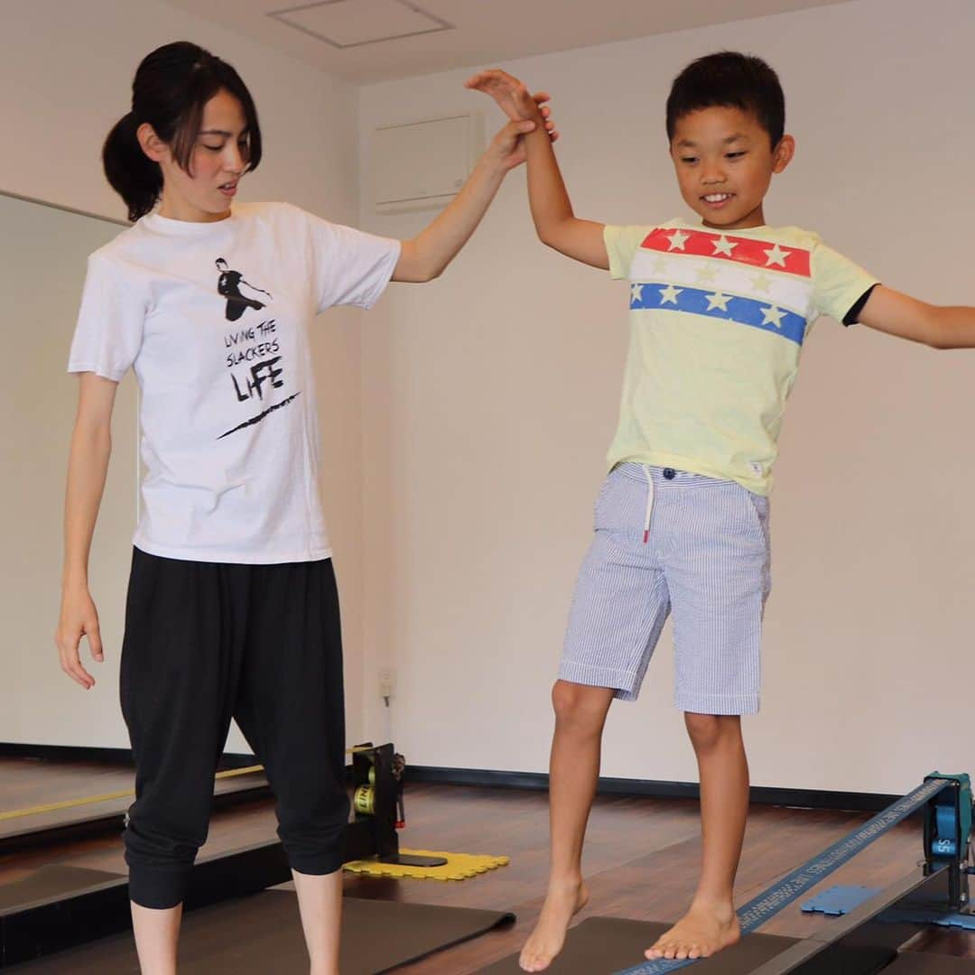 福田恭巳さんのインスタグラム写真 - (福田恭巳Instagram)「Slackline workshop😁  次回の 初心者向けスラックライン教室は 7月6日 土曜日 11時〜 8月3日 土曜日 11時〜 @five.beauty3535 にて  #スラックライン #slackline #slacklife #スラックライン教室 #ヨガ #yoga #ピラティス #パワープレート #バランス #体幹トレーニング #姿勢改善 #集中力 #千葉 #幕張 #yukimi #福田恭巳」6月5日 17時01分 - yukimi_slackline