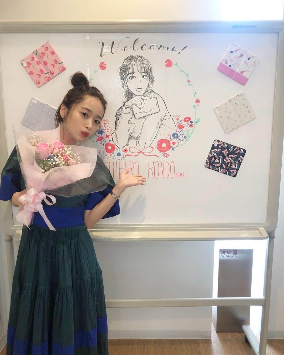 近藤千尋のインスタグラム：「沢山のお祝いコメントや メッセージありがとうございました🥺✨ すべて読ませていただきました☺️💗 体調と相談しながらお仕事もゆっくり頑張りたいと思います😊❤️ 11月出産予定で性別は まだわかっていません👶 どっちだろう。。。😚 写真は、イメージモデルを させて頂いている @sartoria_moda  さんの本社で似顔絵を描いて頂きました🥺💋嬉 @collaborn_tokyo  2枚目は事務所にて📱笑」