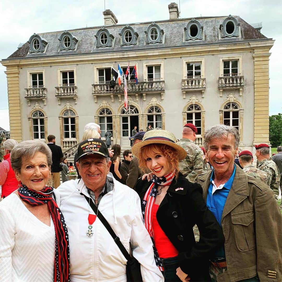 ボニー・モーガンのインスタグラム：「And now the REAL reason we are here in France! We are escorting my Uncle Irving & Aunt Bernice to the ceremonies at Normandy where he will be honored tomorrow for fighting bravely at Utah Beach 75 years ago on D-Day! #myhero #realamericanhero #nationaltreasure #irvinglocker #jewishstaffsargent #normandy #dday #utahbeach #june61944 #ww2 #adventuresofbendybonnie #adventuresofbonanddad #shenanigans #bendybonnie」