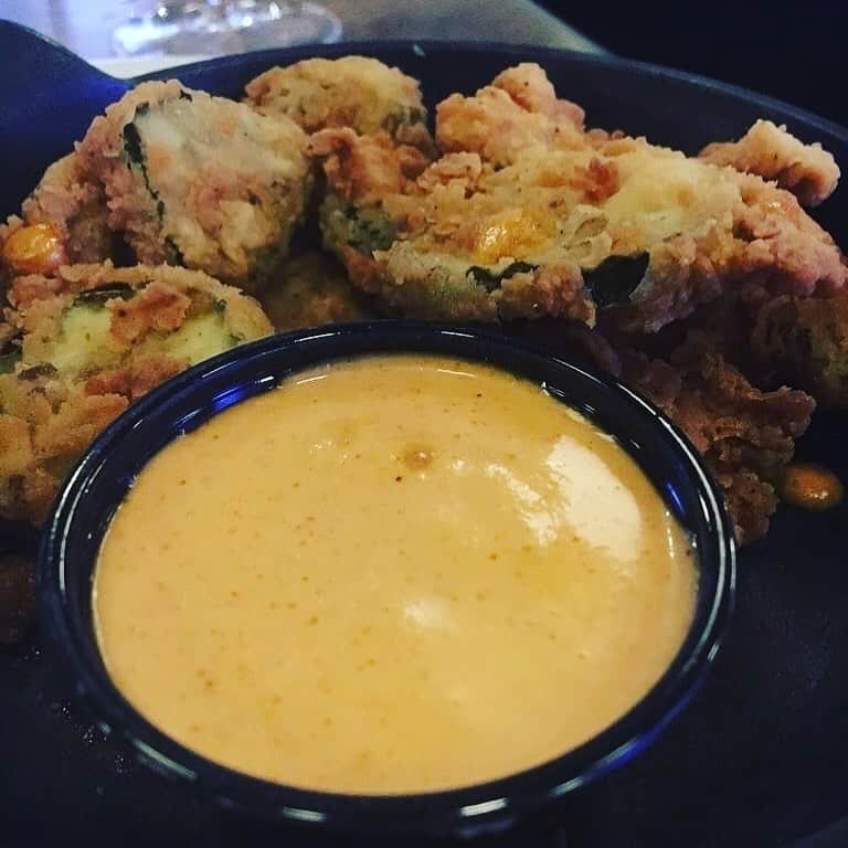 のインスタグラム：「🧐🥒🍗🥦⁉️ 最近アメリカ🇺🇸のスポーツバーなどで#人気 上昇中のバーメニュー(おつまみ)なんですが、何かわかりますか⁉️ 実はピクルス🥒のフライに、スパイシーなマヨネーズソースと一緒に食べるんですけど… 結構ハマっちゃうという噂です。 . #us #usa #america #sportsbar #studyabroad #livinginamerica #party #sandiego #westcoast #barfood #fried #vegetables #pickled #アメリカ #留学 #海外生活 #居酒屋 #つまみ #漬物 #揚げ物 #マヨラー #野菜 #ディップ #スポーツ観戦 #スポーツバー #友達 #シェア」