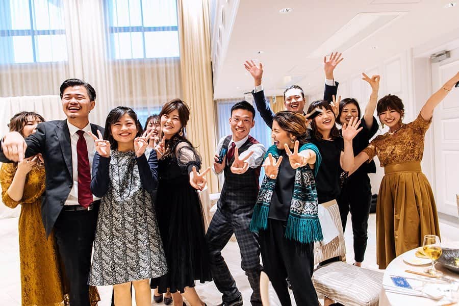 ラヴィファクトリー福岡店さんのインスタグラム写真 - (ラヴィファクトリー福岡店Instagram)「· 笑いあり。 涙あり。 · お二人は勿論のこと、ゲストの方々の表情も大切にしています。 · お写真から皆さんの歓声が聞こえてきそうですね♪ · #photoby_yoheiyamaguchi #laviefactory #laviefactoryfukuoka #ラヴィファクトリー #ラヴィファクトリー福岡 #生きる写真 #ハーのある写真 #福岡プレ花嫁 #福岡花嫁 #日本中のプレ花嫁さんと繋がりたい  #前撮り #結婚式 #結婚式準備  #スタジオ前撮り #ロケーション前撮り #洋装前撮り  #和装前撮り #フォトレイト #ウェディングニュース #プラコレ  #ウェディングフォト #weddingphoto #wedding #プレ花嫁応援し隊 #ウェディングソムリエ #2019夏婚 #2019秋婚」6月5日 17時24分 - fukuoka_laviephotography