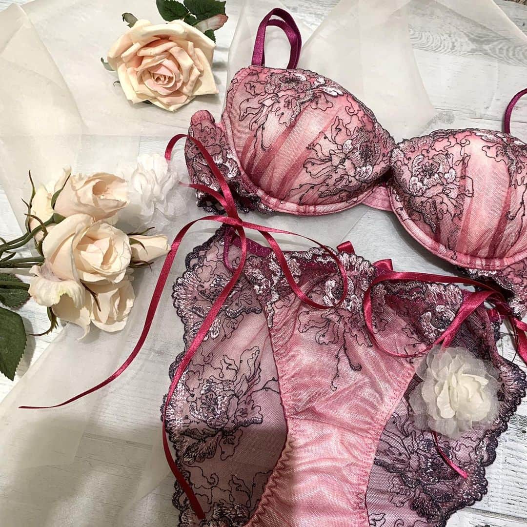 Ravijour札幌4丁目プラザ店のインスタグラム：「#onsale #ravijourstaff  #ravijoursappro  #ravijour_official  詳しくはblog更新しました💙 TOPのURLから飛んでください🧡」