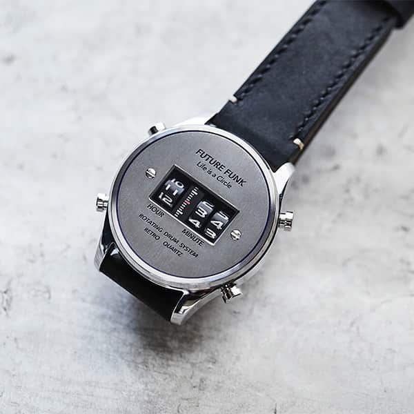 TiCTACさんのインスタグラム写真 - (TiCTACInstagram)「「FUTURE FUNK」¥9,800+tax 1970年代に一世を風靡したローラー式腕時計を、現代の最新技術により蘇らせたフューチャーファンク。車のアナログ距離メーターのようにローラーを縦に回転させることによって時間と分を表示する独自機構とレトロフューチャーなデザインが魅力。父の日のプレゼントにもおすすめです。 #futurefunk  #フューチャーファンク #デジタルウォッチ #tictac #watch #チックタック時計店 #時計 #腕時計 #時計店  #時計好き #腕時計くら部  #腕時計倶楽部  #誕生日プレゼント時計 #記念日プレゼント時計  #今日の時計 #時計チックタック #クリスマスプレゼント時計 #時計クリスマスプレゼント #70年代  #アナデジ #父の日プレゼント  #父の日プレゼント時計」6月5日 17時20分 - tictac_press