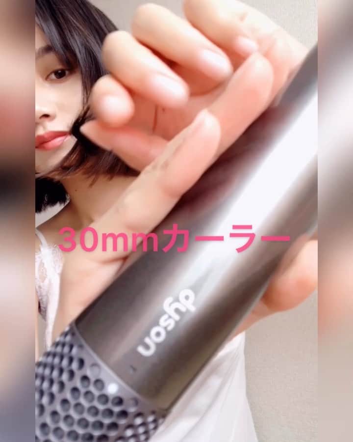 のインスタグラム：「. ダイソンのAirwrap complete ヘアスタイリングセット💕 初めて使ったけどね 新感覚！！！✨ セット内容は ・30mm、40mmカーラー２つ ・スムージングブラシのハードとソフトの２つ ・ラウンドボリュームブラシ ・プレスタイリングドライヤー 6個のセットが入ってる！ . 動画はその中で30mmカーラー、 ラウンドボリュームブラシ、 ドライヤーを使ったのだけど カールも風で髪の毛を引き寄せて短時間で巻けるし ブラシもその日の髪の毛の状態で ブラシを選べて癖も難なく解決出来るし ドライヤーも普通のドライヤーと 比べて風の量がすごくてすぐ乾く！ . 今まで絡まりとかパサつき感気になってたけど ダイソンのドライヤー使ったら 絡まりもなくサラサラつやつやになる！ 普通のドライヤー、カーラーと同じで かなり熱いんじゃないかなーと思ったけど 全部、本当に熱くなくて 髪の毛に優しいのを感じた💕 これは良き💕 #dysonhair #エアラップ」