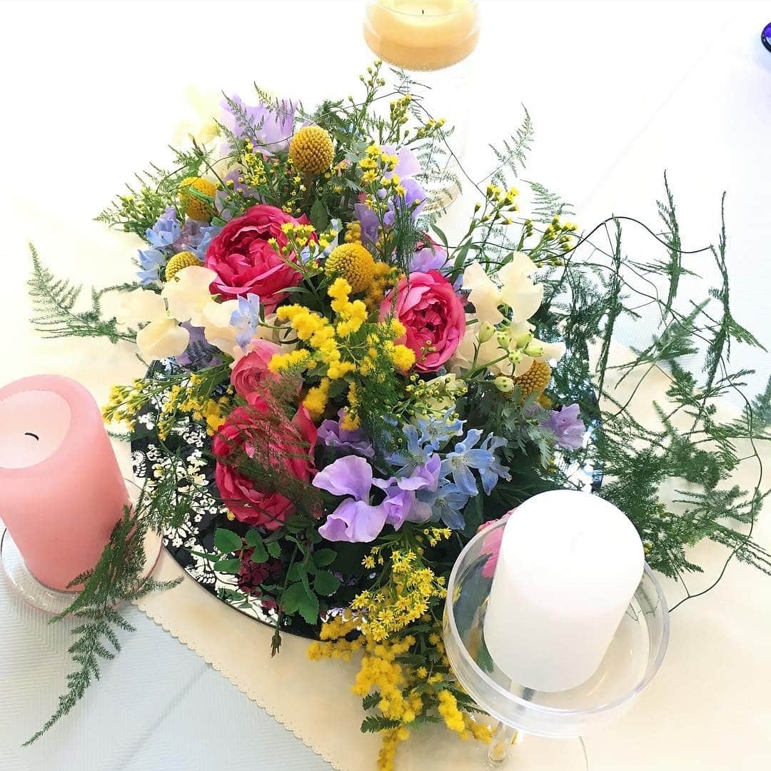 ホテルモントレウェディング【公式】 のインスタグラム：「♥ ￣￣￣￣￣￣￣￣￣￣ @montereyweddingをフォローして 『 #モントレ花嫁 』『 #ホテルモントレ』の タグをつけて投稿してくださいね＊*. . ゲストに近いテーブル装花♡ 会場の雰囲気やおふたりの お好みを演出できますね*. . ◆ホテルモントレ公式HPはこちら* https://www.monterey-wedding.jp . #モントレ #モントレ花婿  #dressy花嫁 #プレ花嫁 #marry花嫁 #卒花 #marryxoxo #wedding #weddingceremony #weddingreception #weddingparty #weddingdress #dress #flower #weddingbouquets #プラコレ #結婚式場 #ウエディングニュース  #日本中のプレ花嫁さんと繋がりたい #結婚式 #パーティー #披露宴 #ホテルウェディング #ウェディングブーケ #bouquets #flowers #flowerarrangement」