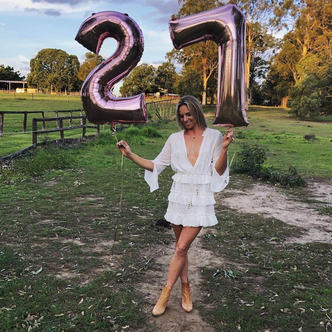 エミリー・シーボームのインスタグラム：「27 reasons to love today!  Thank you for all the birthday love today! ❤️🎉🎈 #birthday #twentyseven」