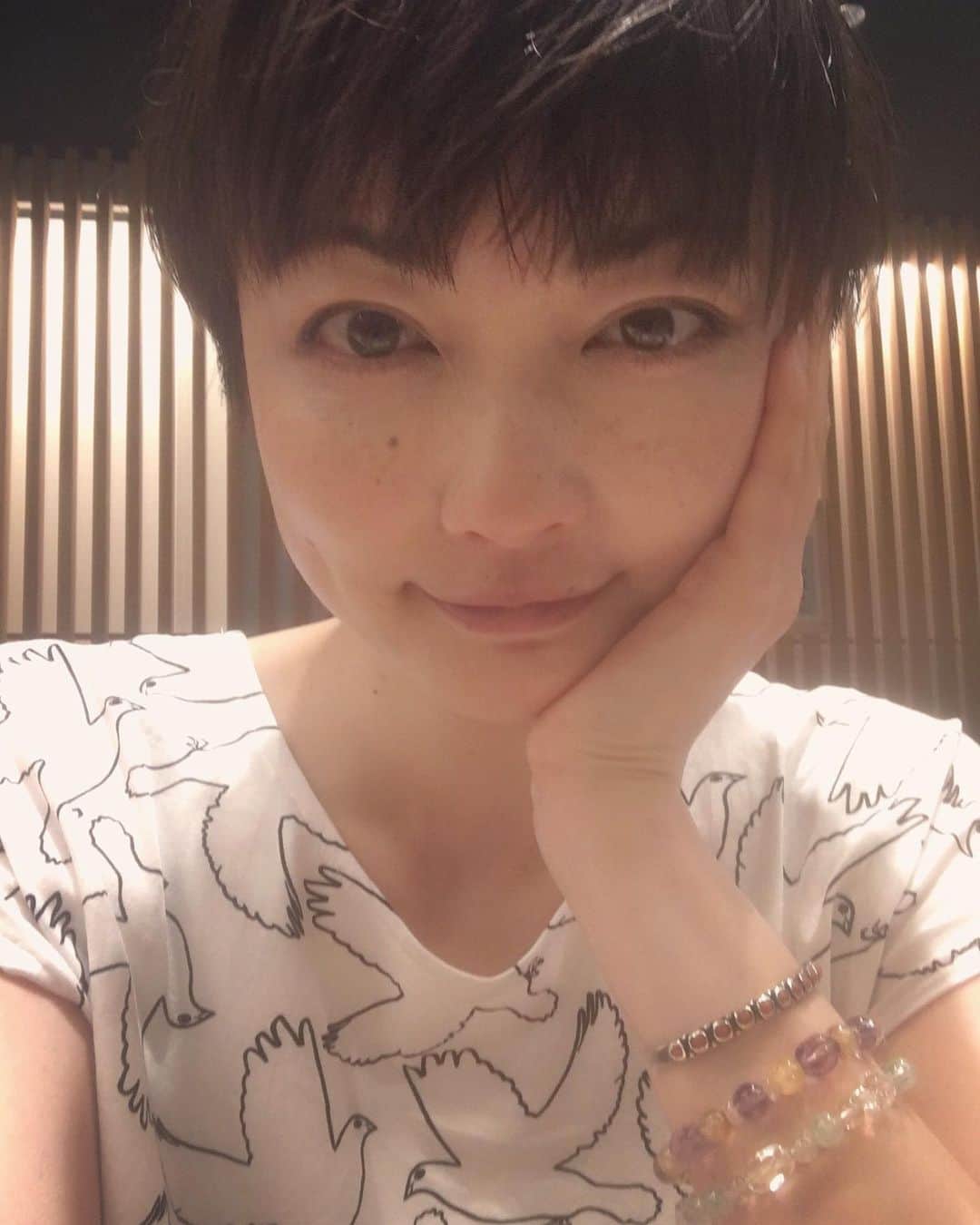 野本かりあのインスタグラム：「お気に入りのT-shirt 鳩🕊 #赤提灯にて始めました」