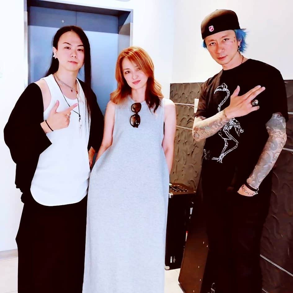 Ju-kenのインスタグラム：「I’ll play w/ @juliamazda and @toshitakashibata in shinjyuku Tokyo on 8th June. It’ll be super cool acoustic sessions. Please check the show and join us.  #bluehair #justindavis #drmartens」