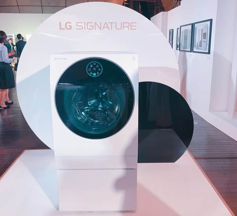 田中マヤさんのインスタグラム写真 - (田中マヤInstagram)「韓国家電メーカーで有名な 「LG」のプレミアムライン ◾️LGSIGNATURE 日本初上陸記念パーティーに ご招待頂きました✨ ・ "家電をアートに"がコンセプト まさにアート。 スタイリッシュなデザインは、 今までの家電のイメージを一新するプレミアムブランド！ ・ 88インチ8K有機ELテレビ。 画質の美しさと大迫力 3.9mmという薄さにもびっくり‼️ ・ アメトークの家電芸人でも、紹介されたという冷蔵庫。 ガラスをノックすると中身が見えたり 自動でドアが開いたりと最新！！！ ・ 家電の進化に驚きでした😳 あー家電買い変えたいなぁー！ ・ #lgsignature #家電 #theartofessence #pr #lg #instagood #셀스타그램 #셀피 #셀카 #일상 #데일리 #뷰티 #미용 #좋아요」6月5日 17時29分 - tanakamaya__official