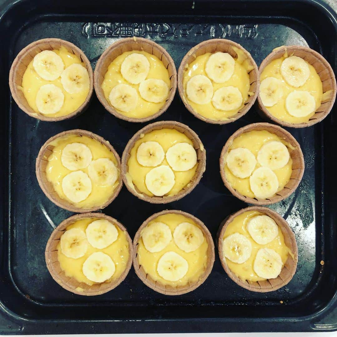 凰津りささんのインスタグラム写真 - (凰津りさInstagram)「バナナ🍌のカップケーキ❣️ 作ったー👩‍🍳 . . ずっと食べたくて作りたかったバナナ🍌のお菓子💖 . 利直くん、 お腹を満たし、オムツをぐずる前に取り替えれば後は良い子にしてくれてるのでお母さん息抜き出来ました❤️ . . コーヒータイム☕️ お風呂タイム🛀 大河ドラマタイム📺 が満たされたら幸せ~❤︎ . . あとは自分のワンピース作りたい。。。 綿100%で授乳しやすくて、 近所でもお出掛けも出来るまぁまぁ可愛いやつ。 買えたらいいんだけど、 なかなか無いねんな〜 . 洋裁習いたい。。。 . . . #育児の合間 の #息抜き #手作りお菓子 . .」6月5日 17時31分 - outsu.risa95