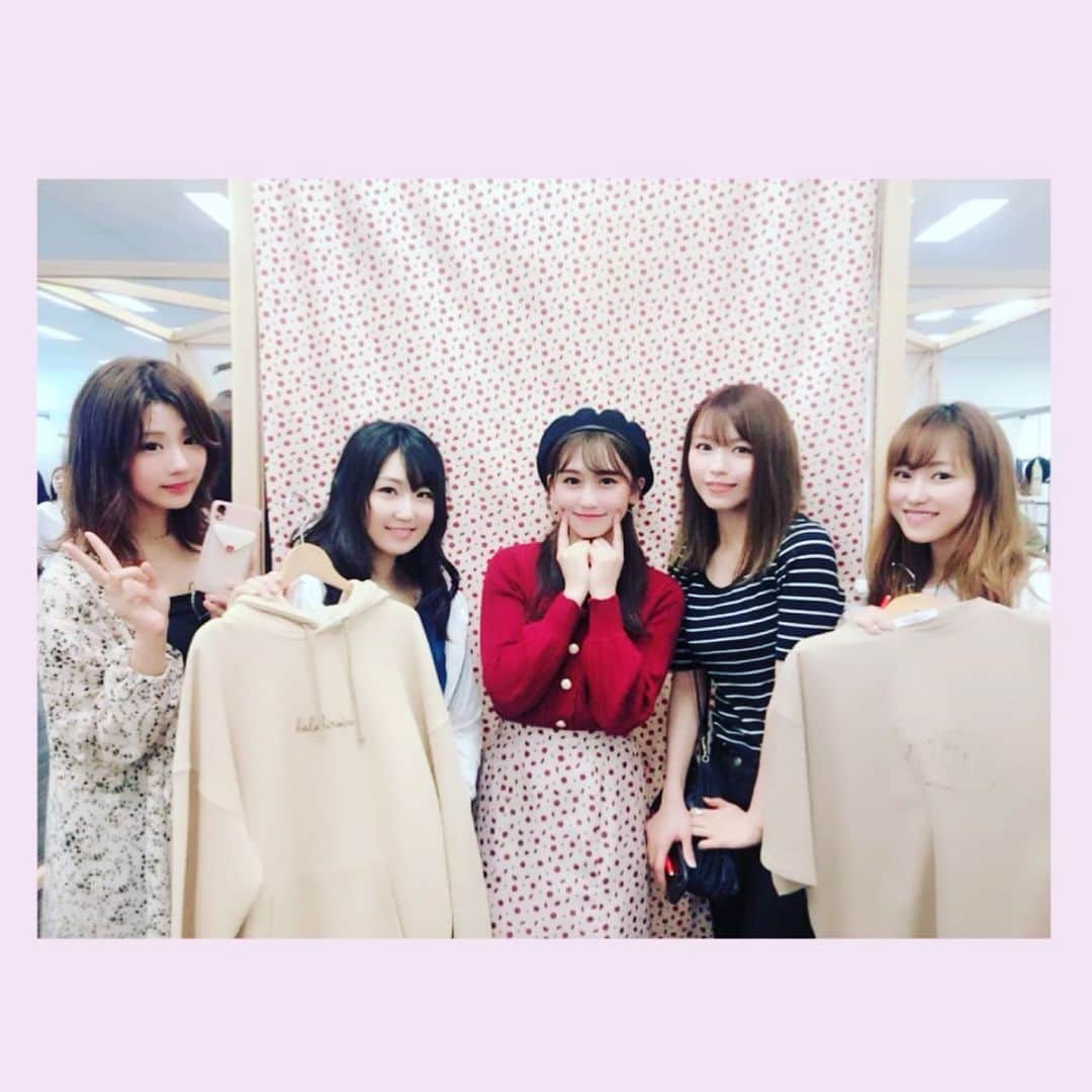 根本羽衣さんのインスタグラム写真 - (根本羽衣Instagram)「らじたまメンバーで展示会へ✨  小嶋真子さんのブランド haluhiroine💐  洋服も小物もとっても可愛かったです 🌸  こじまこちゃん笑顔キラキラしてました✨ ブランドおめでとうございます😊💓 #haluhiroine #ハルヒロイン #小嶋真子 さん #かわいいブランド #西野未姫ちゃんにも会えました #らじたまメンバーで #ありがとうございます」6月5日 17時35分 - ts_uichan1002