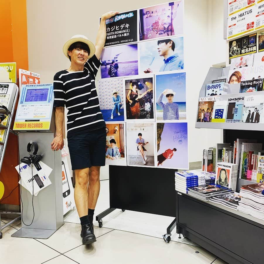 カジヒデキさんのインスタグラム写真 - (カジヒデキInstagram)「タワレコ池袋店さんに続いては、新宿店さんにご挨拶。今日発売の『ゴスロマンス』とても大きく展開して下さっています！ありがとうございます✨発売を記念したパネル展も！これは後日、プレゼントされるそうです。詳細はお店の方にご確認下さい。タワレコ新宿店さんでは6/28にインストアライブがありますので、是非お越し下さい！ #gothromance #ゴスロマンス #カジヒデキ #堀江博久 #タワーレコード #towerrecords」6月5日 17時35分 - hideki_kaji