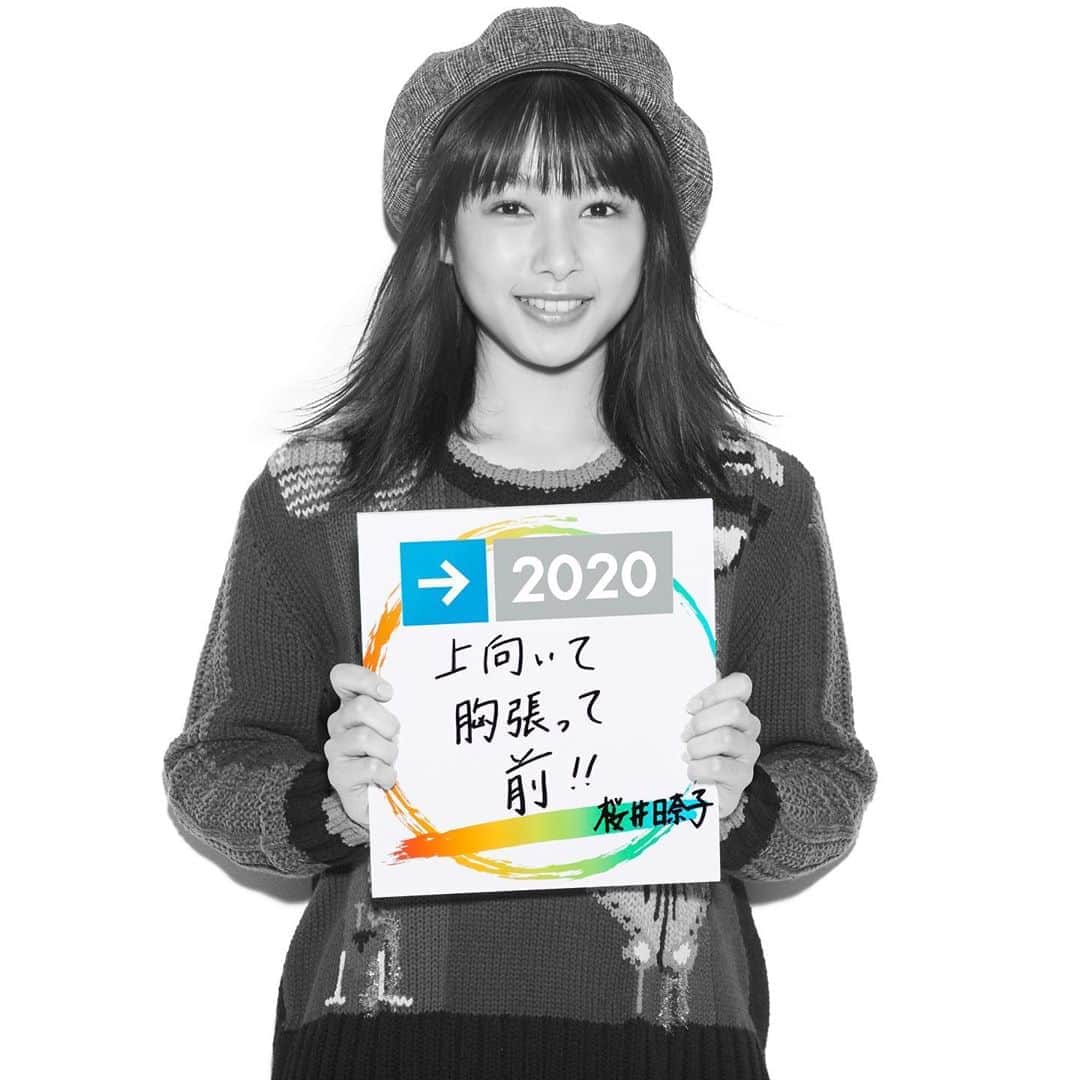 桜井日奈子さんのインスタグラム写真 - (桜井日奈子Instagram)「「２０２０　レスリー・キーがつなぐポートレートメッセージ」に参加させていただきました🙋‍♀️ 東京オリンピック・パラリンピックが開かれる2020年に向けて、  メッセージボードを持って、写真家・レスリー・キーさんにポートレートを撮影していただいたんです  みんなで「夢や目標」を共有して「よりよい社会」を目指す取り組みです。  私は舞台「それいゆ」の大好きな台詞を書きました！  ポートレートはNHKのポータルサイトhttp://nhk.jp/tokyo2020 などにUPされるそうです！  #nhk東京２０２０ #レスリー・キー さん#ポートレート  #東京オリンピックパラリンピック2020 　#東京 #nスポ #nhk #2020 #lesliekee」6月5日 17時39分 - sakurai.hinako_official