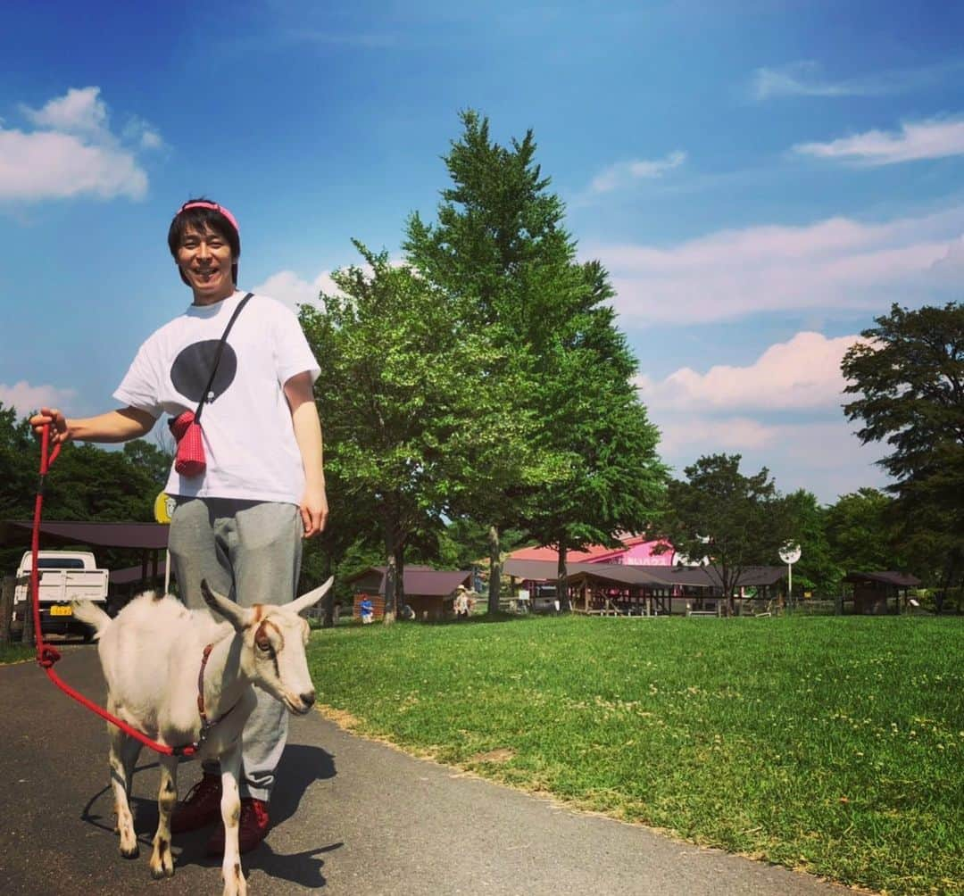 石川竜太郎さんのインスタグラム写真 - (石川竜太郎Instagram)「そういえば、 生まれて初めて、 ヤギの散歩しました。笑  #群馬県 #伊香保 #グリーン牧場 #ヤギの散歩 #初体験 #なかなか #様になってる」6月5日 17時50分 - ryutaro_ishikawa