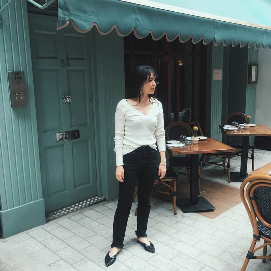 Yu-kiのインスタグラム：「日本でこの間買った @p_h_e_e_n_y のトップス💜前と後ろのVの空き具合が絶妙ですき。 @fumika_uchida のデニムととても合う🥺そしてやっぱりこの髪型にしてから洋服とのバランスが取りやすくて楽しい🖤#pheeny#fumikauchida#topshop」